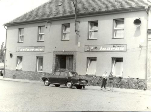 1950-1954 sídlo hudební školy v&nbsp;hostinci Na&nbsp;Růžku (nám T.G.M.)