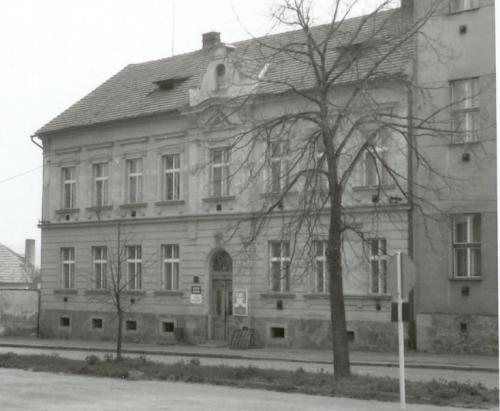 1985-1997 škola v&nbsp;budově dnešní Policie (ul. Lipová)